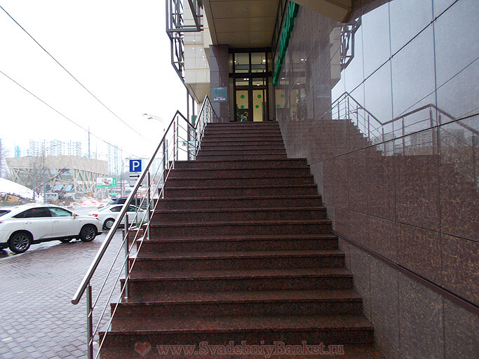 Вход через лестницу в торговый центр Любимый