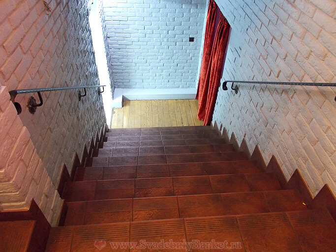Лестница из Общего зала в Винный зал кафе Сценарио
