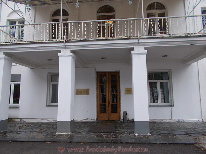 Оздоровительный комплекс Сосны - вход в здание к залу Рублёвский