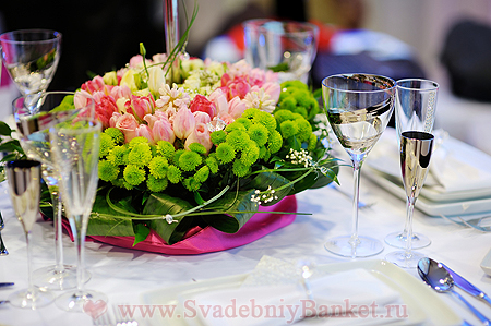 Цветочные композиции на столах - оформление на свадьбу