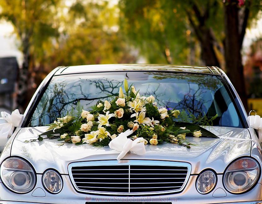Свадебные украшения на машину. Как украсить кортеж жениха и невесты.