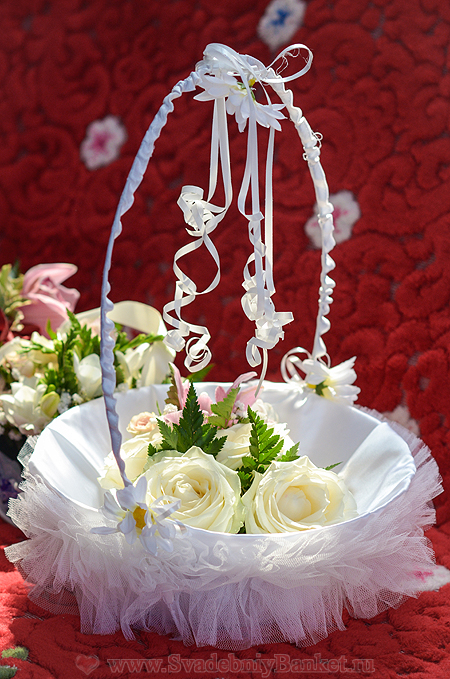 Купить корзину цветов на свадьбу недорого с доставкой в интернет-магазине - Москва