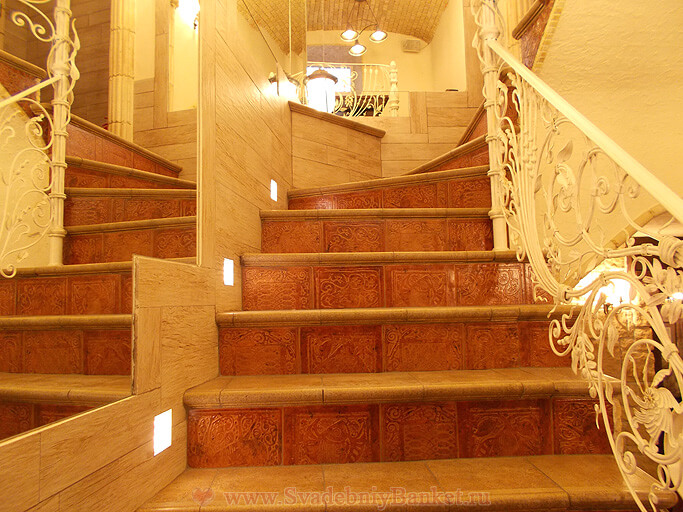 Лестница на 2-й этаж ресторана Шато Бобров