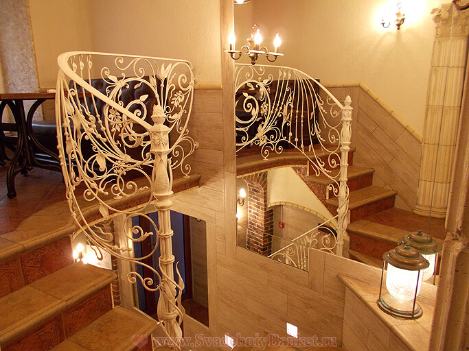 Лестница на 2-й этаж ресторана Шато Бобров