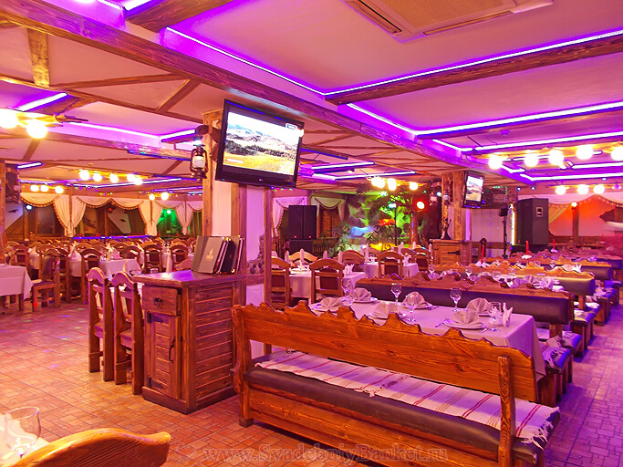 Большой зал ресторана Тонгал