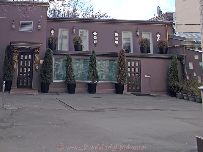 Дверь справа - отдельный вход в караоке-зал ресторана Ассенти