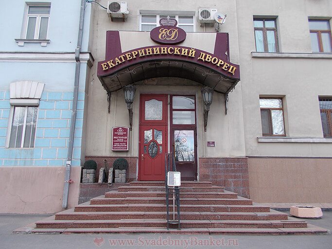 Запасной вход к банкетным залам 5 этажа гостиницы Славянка
